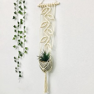 Porte-plante en macramé fait à la main unique Boho Cotton Woven Hanging Planter Accent décoratif pour la maison et le jardin - Product Image 1