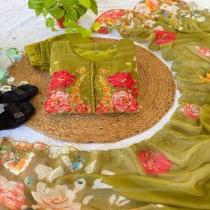 Ensemble de robe VASTRA COTTAGE pour soirée, vert olive, en faux georgette, avec col brodé, manches longues, dupatta en soie Taby et pantalon en crêpe - Product Image 1