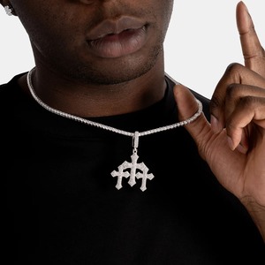 Colgante de Cruz de Diamantes de Lujo de la Mejor Calidad en Plata 925 con Diseño de Triple Cruz, Joyería Religiosa Elegante y Brillante - Product Image 2