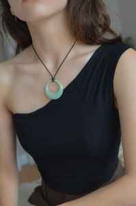 Collier pour femme en résine acrylique géométrique en forme de larme, vente en gros à prix abordable - Product Image 6