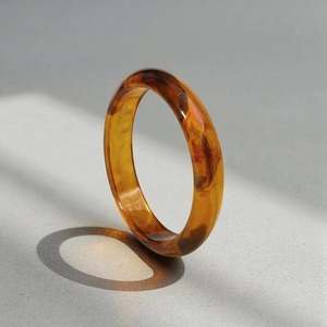 Brazalete de Resina Multicolor de Alta Demanda, Accesorio de Moda para Conjuntos Casuales y Formales, Disponible a un Precio Accesible - Product Image 3