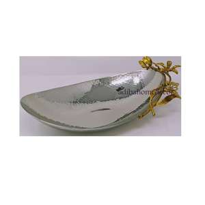 Gardez vos essentiels élégamment organisés avec ce plateau de rangement doré et élégant. - Product Image 6