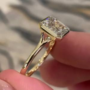 แหวนหมั้นเพชรแล็บ 2.70 กะรัต รับรองโดย IGI ทรง Asscher ขอบเพชรแบบ Split Bezel ตัวเรือนทองคำ สำหรับผู้หญิง สี D-E-F ความสะอาด VVS-VS เหมาะสำหรับงานแต่งงาน - Product Image 3