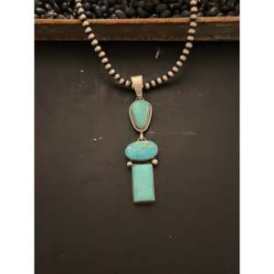 Pendentif de style religieux Kathleen Livingston Royston en argent sterling avec turquoise sertie clos et incrustation de rubis à motif numérique, Inde - Product Image 1