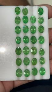 Pierre précieuse tsavorite taille ovale Inclusions naturelles Table Type propre Pierre précieuse tsavorite naturelle - Product Image 3