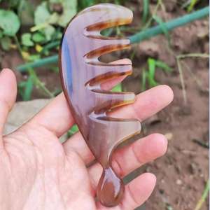 Peigne à cheveux en corne de buffle véritable avec logo personnalisable Caractéristique personnalisée écologique pour un salon à domicile - Product Image 1