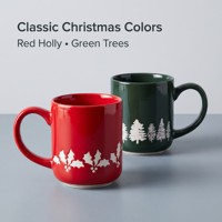 Mug Natal Keramik 400ml Cangkir Kopi Teh dengan Desain Pohon Holly dan Kepingan Salju, Kemasan Kotak Hadiah Liburan dengan Logo Kustom