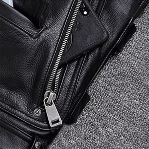 แจ็กเก็ตหนังแท้ของผู้ชายสีดำมีซิปปิดเข้ารูปมีฮู้ดสไตล์คลาสสิกสำหรับนักขี่จักรยาน - Product Image 2