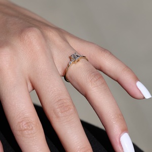 Anillo de compromiso de moissanita de corte esmeralda de 8x6mm con Marquesa y piedras laterales redondas | Joyería nupcial elegante - Product Image 4