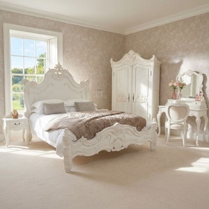 Ensemble de chambre à coucher Rococo blanc, mobilier d'hôtel, comprenant un lit en bois, une table de chevet, une coiffeuse, une chaise et une armoire - Product Image 1