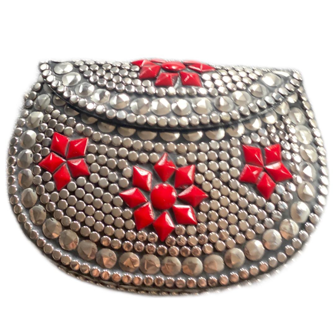 สีแดงเข้ม