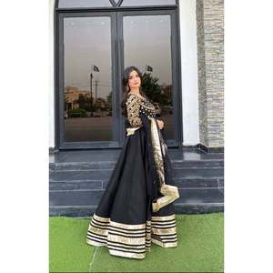 Robe maxi noire pakistanaise faite à la main pour femmes, taille empire, silhouette en A, col bateau, couleur contrastée, en tissu organza - Product Image 5