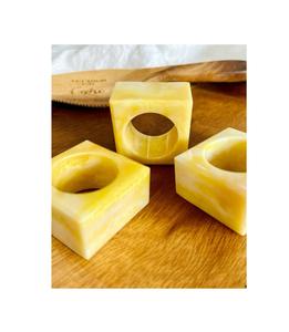 Servilleteros de resina transparente con copos dorados que ofrecen un aspecto atemporal y elegante para arreglos de banquetes de lujo - Product Image 2