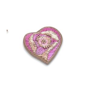 Boucles d'oreilles avec broche brodée en cristal Broderie à la main et broche de mode perlée en fil de métal - Product Image 4