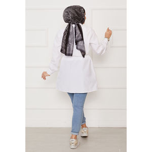 Camisa Hijab Blanca Informal y Modesta, Tejido de Punto con Detalle Plisado y Botones Ocultos, Estampado - Product Image 4