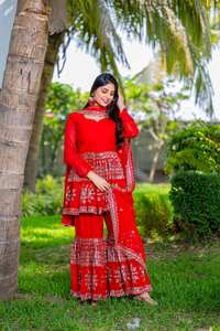Ensemble Sharara Rouge Brodé Luxe Unity avec Dupatta – Tenue de Fête Courte en Georgette Premium - Product Image 4