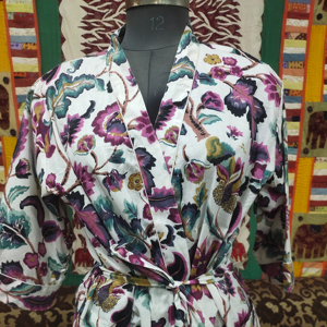 Robe Kimono en coton à fleurs blanches Peignoir léger et couverture de plage pour les femmes Parfait pour la piscine Spa Resort ou un usage décontracté - Product Image 1