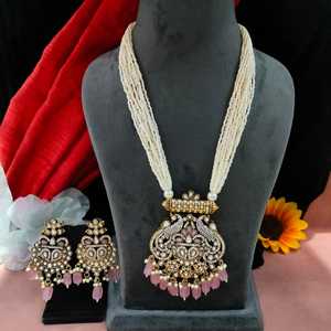 Ensemble de pendentifs en zircon victorien et perles de travail Charme vintage Sophistication intemporelle Idéal pour les mariages et les occasions festives - Product Image 3