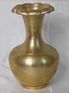 Florero con patrón floral vintage pintado a mano y superficie con acabado rústico en tono bronce para decoración de interiores - Product Image 5