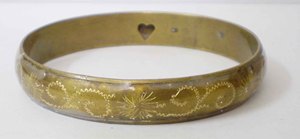 กำไลทองแดงชุบทองหรูหรา พร้อมลวดลายเกลียวและลายดาวระยิบระยับสีเหลือง ดีไซน์เรียบหรู งานโลหะประณีต - Product Image 2