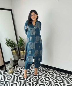 Ensemble de fête à la mode avec imprimé floral ludique et accents à volants. - Product Image 1