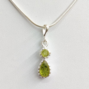 Colgante de Peridoto de 1.5 Gramos con Tecnología de Incrustación en Forma de Gota de Agua - Product Image 1