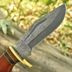 Cuchillo de Camping de Acero de Damasco con Hoja con Patrón Distintivo, Mango de Madera Pulida, Guarda de Latón y Funda de Cuero, Personalizado OEM - Product Image 6