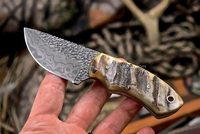 Petit couteau de chasse à peau de mouton en corne de damas fait à la main, couteau de chasse de camping personnalisé OEM