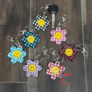 Porte-clés en cuir véritable à motif floral souriant et à carreaux, fournisseur en gros, offre spéciale pour l'Expo de Mars - Product Image 1