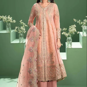 ผ้าส่าหรีปักลายดีไซน์เนอร์จากปากีสถานมาใหม่ สำหรับงานปาร์ตี้ ผลิตโดยผู้ผลิตมืออาชีพ เหมาะสำหรับงานแต่งงานและงานปาร์ตี้ ผ้าส่าหรีสำหรับผู้หญิง - Product Image 1