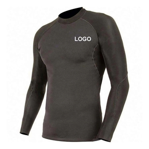 Camiseta de compresión de manga larga con logo personalizado y estampado de palmeras tropicales en el hombro – Traje de baño - Product Image 5