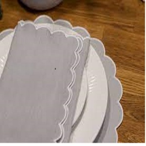 Vente en gros sur mesure Serviette de table de mariage de haute qualité à usage écologique couleur grise bordure blanche brodée 100% coton - Product Image 2