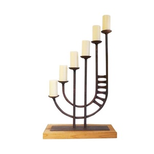 Portavelas de metal contemporáneo para velas de té, creado para proyectar un brillo cálido y suave, y brindar tranquilidad en el hogar en una habitación cálida. - Product Image 5