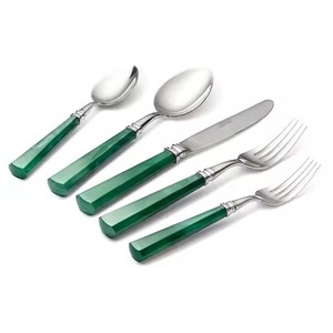 Ensemble de cuillères en acier inoxydable, manche en résine brillante verte, plaqué argent, couverts classiques pour restaurant et hôtel - Product Image 1