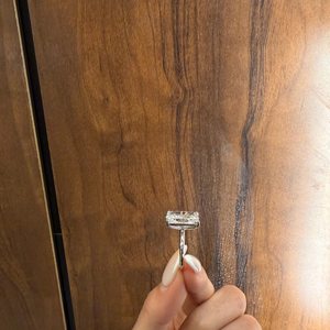 Bague de fiançailles solitaire en or 14 carats avec diamant de laboratoire de forme radiante allongée de 8 carats, clarté VS, couleur EF, provenant du fabricant - Product Image 3