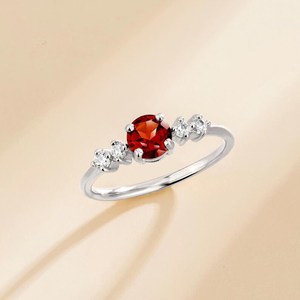 Anillo de compromiso minimalista de cinco piedras de granate en cascada, corte redondo, para mujer, plata de ley 925, piedra de nacimiento de enero, Lineage - Product Image 2