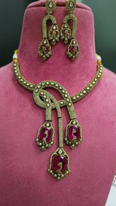 Collar Polki de Lujo de Primera Calidad con Hermosos Aretes, Diseño Único y Moderno que Complementa Tanto la Ropa Étnica como la Occidental - Product Image 6