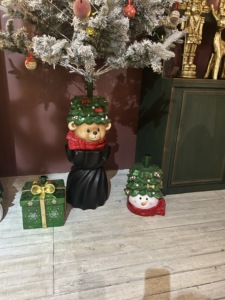 Base para Árbol de Navidad con Forma de Oso de Peluche, Decoración Festiva para el Hogar, Soporte de Resina para Árboles Artificiales de hasta 7.5 pies - Product Image 4