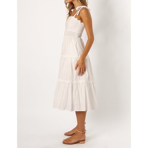 Robes blanches pour femmes, vêtements tendance avec une silhouette flatteuse, idéales pour le style quotidien et les occasions spéciales - Product Image 3