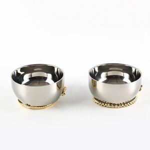 Bol décoratif antique en aluminium artisanal avec finition dorée polie, utilisé pour servir et décorer la table - Product Image 5