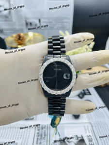 นาฬิกาข้อมือแฟชั่นดีไซน์หรูหรา ขอบหน้าปัดสีดำ สแตนเลสสตีล ประดับเพชรโมอิสซาไนต์ - Product Image 2