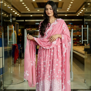 ชุดคุर्ติส Anarkali ผ้าจอร์เจตต์ปักลายสีพีช ดีไซน์ทันสมัยสุดพิเศษ พร้อมกางเกงและผ้าคลุมไหล่ สำหรับงานปาร์ตี้ สไตล์ชาติพันธุ์ คอวี แขนยาว - Product Image 1