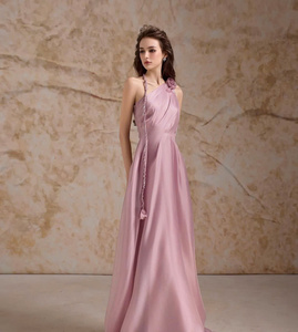 Robe de soirée de déesse rose poussiéreux à une épaule, robe maxi à bretelles, tissu organza fluide, fleur 3D élégante, fabriquée au Vietnam - Product Image 2