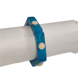 Pulsera elástica multicolor vibrante con segmentos múltiples, con eslabones de resina en verde azulado, morado y rosa, y adornos decorativos de colores. - Product Image 6