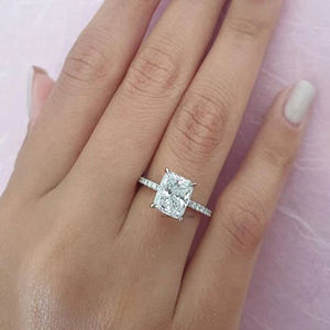 Bague de fiançailles avec coussin allongé de 2.50 ct Moissanite Hidden Halo et bande demi-éternité idéale pour la proposition de fiançailles - Product Image 4