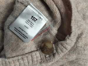 Suéter de punto grueso de algodón con cuello en V informal para mujer, moda de invierno con logotipo frontal, longitud corta, BD Apparels BD - Product Image 5