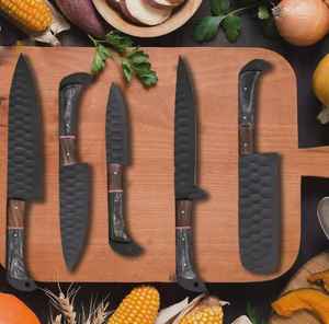 Juego de Cuchillos de Chef de Acero con Alto Contenido de Carbono Hechos a Mano de Alta Calidad con Mangos de Hueso, Juego de 5 Piezas con Funda de Cuero, Recubrimiento Negro - Product Image 1