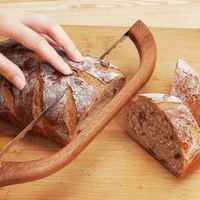Trancheuse à pain de cuisine professionnelle avec couteau dentelé en acier inoxydable manche en bois en bambou et arc
