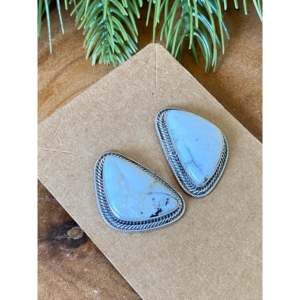 Pendientes de botón de plata de ley y búfalo blanco Mark Yazzie con engaste geométrico para regalo - Product Image 2