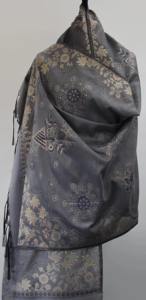 ผ้าคลุมไหล่แคชเมียร์สีเทาสง่างามสำหรับผู้หญิงผ้าขนแกะนุ่มอบอุ่นฤดูหนาวปักลายสไตล์ดั้งเดิมหรูหราในชีวิตประจำวัน - Product Image 3